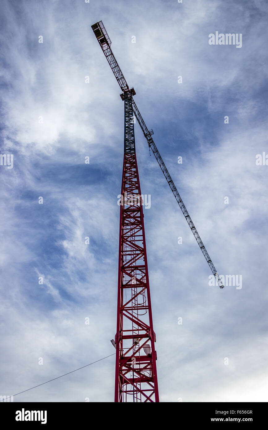 Baukran unter blauem Himmel, in der Nähe von Bukarest Stockfoto