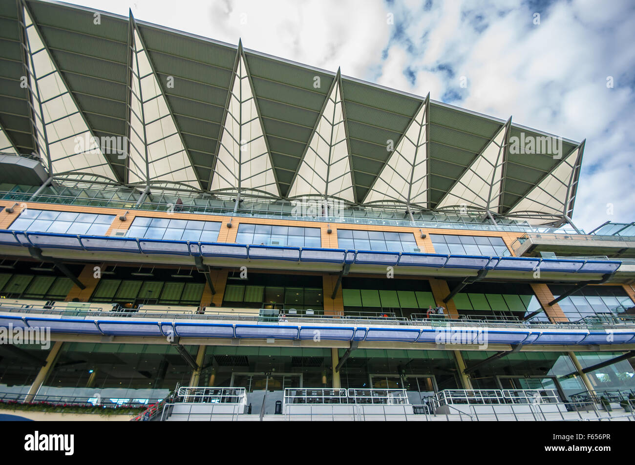 Pferderennbahn Ascot ist eine britische Pferderennbahn, in Ascot, Berkshire, England, die für Vollblüter Pferderennen genutzt wird. Tribüne Stockfoto