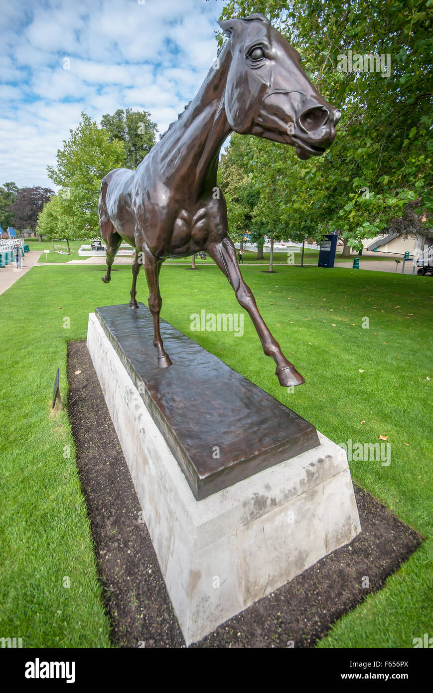 "Motivator" lebensgroße Bronze Pferdeskulptur auf dem Ascot Racecourse von Gill Parker Stockfoto