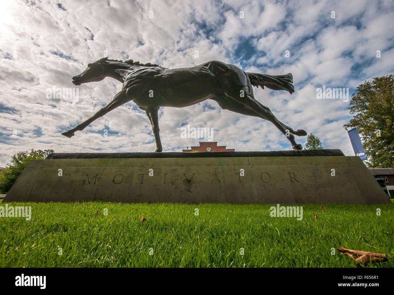 "Motivator" lebensgroße Bronze Pferdeskulptur auf dem Ascot Racecourse von Gill Parker Stockfoto