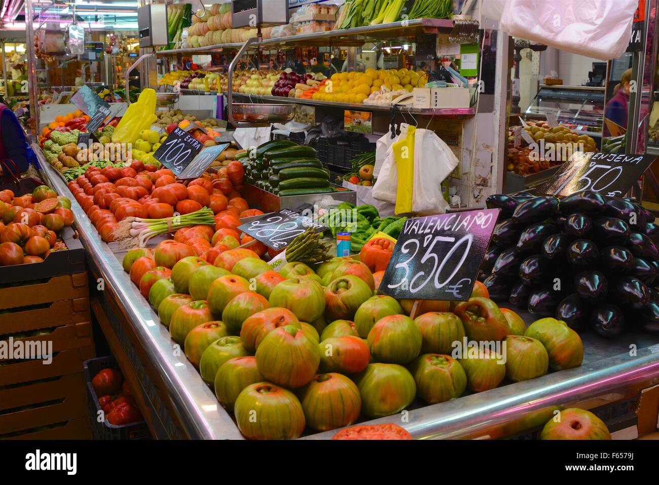 Frisches Gemüse und Obst auf dem Display in der zentralen Markthalle von Valencia, Spanien Stockfoto