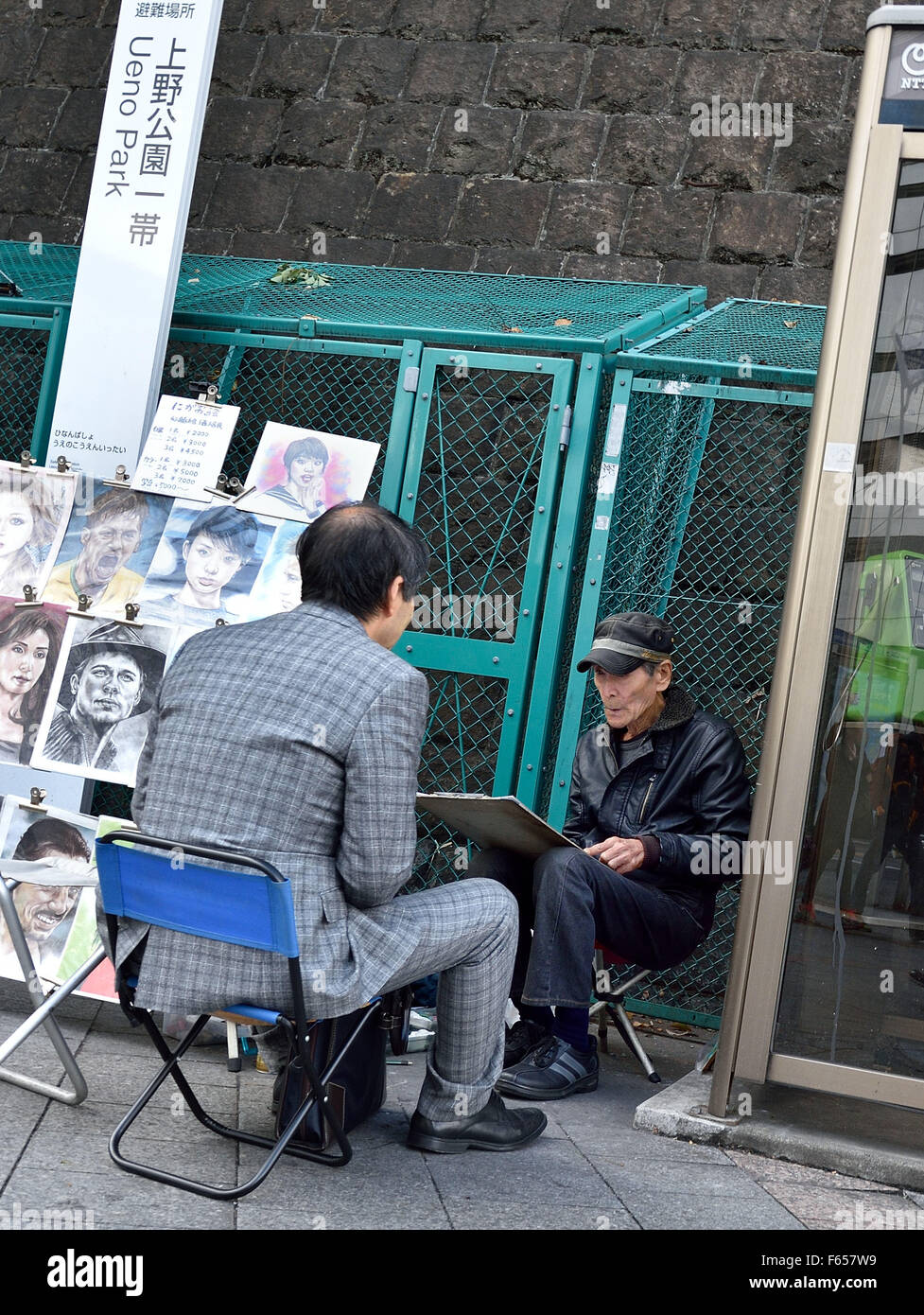 Tokio, Japan. 11. November 2015. A Street-Artist Rendern ein Porträt von einem japanischen Salaryman außerhalb Bahnhof Ueno, Tokio, Japan. © Rory frohe/ZUMA Draht/Alamy Live-Nachrichten Stockfoto