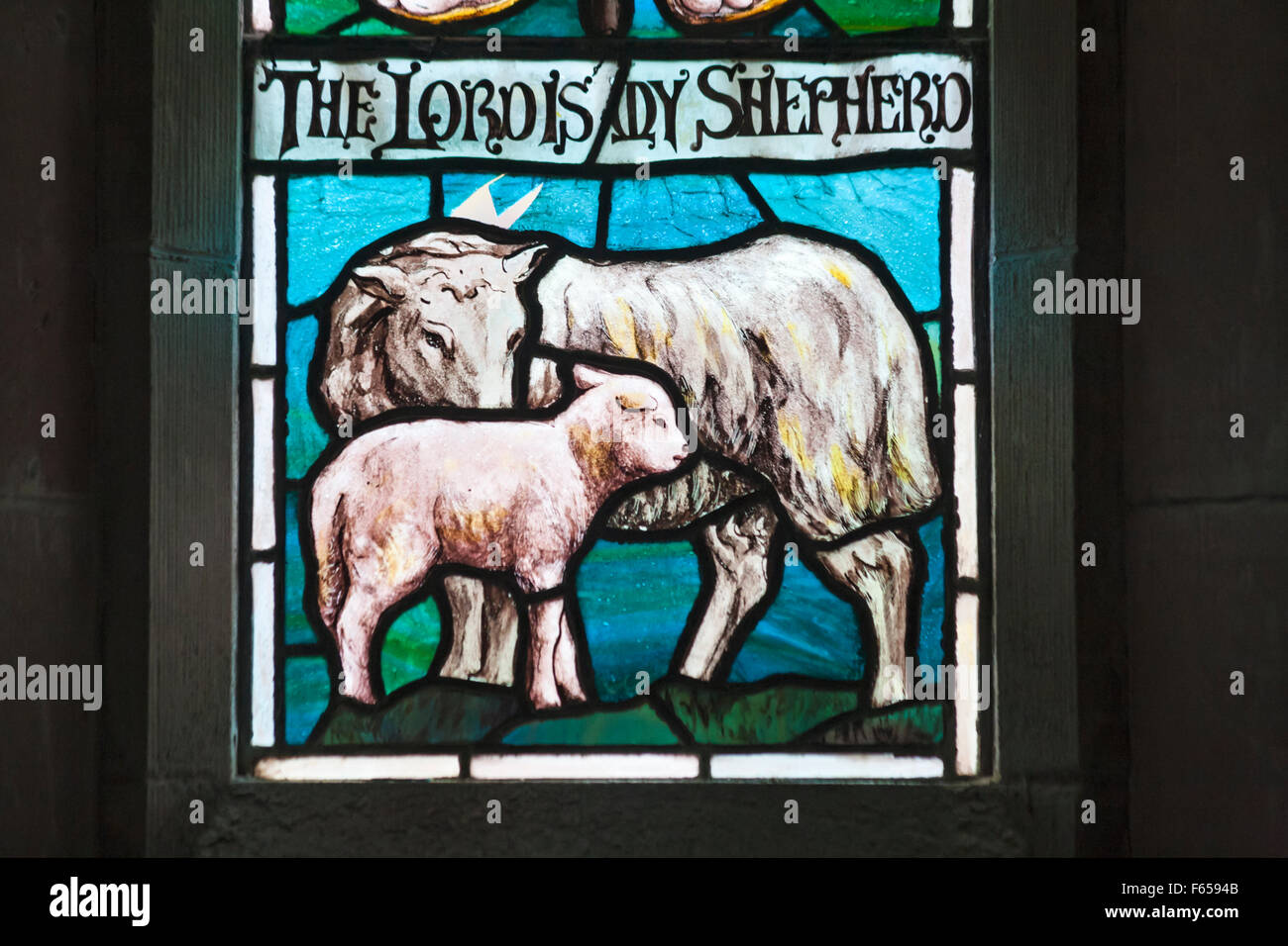 Der Herr ist mein Hirte, Teil der Glasfenster in Nantgwyllt Kirche in Garreg DDU Dam und Stausee, Elan Valley, Powys, Mid Wales UK November Stockfoto