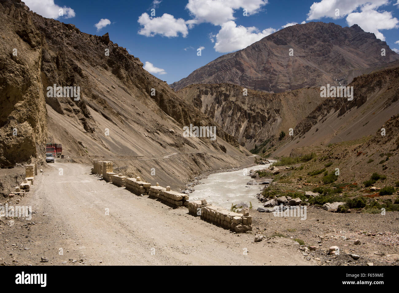 Indien, Himachal Pradesh, Spiti Fluss, Hindustan-Tibet Highway, instabile Talstraße durch Geröllhalde Stockfoto