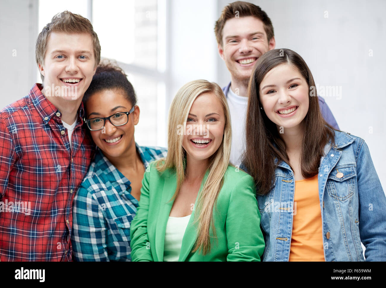 Gruppe von glücklichen Schülerinnen und Schüler oder Klassenkameraden Stockfoto