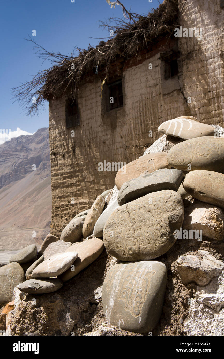 Indien, Himachal Pradesh, Spiti Valley, Dhankar Dorf, Mani-Steinen außerhalb traditionell flach gedeckte Haus gebaut Stockfoto