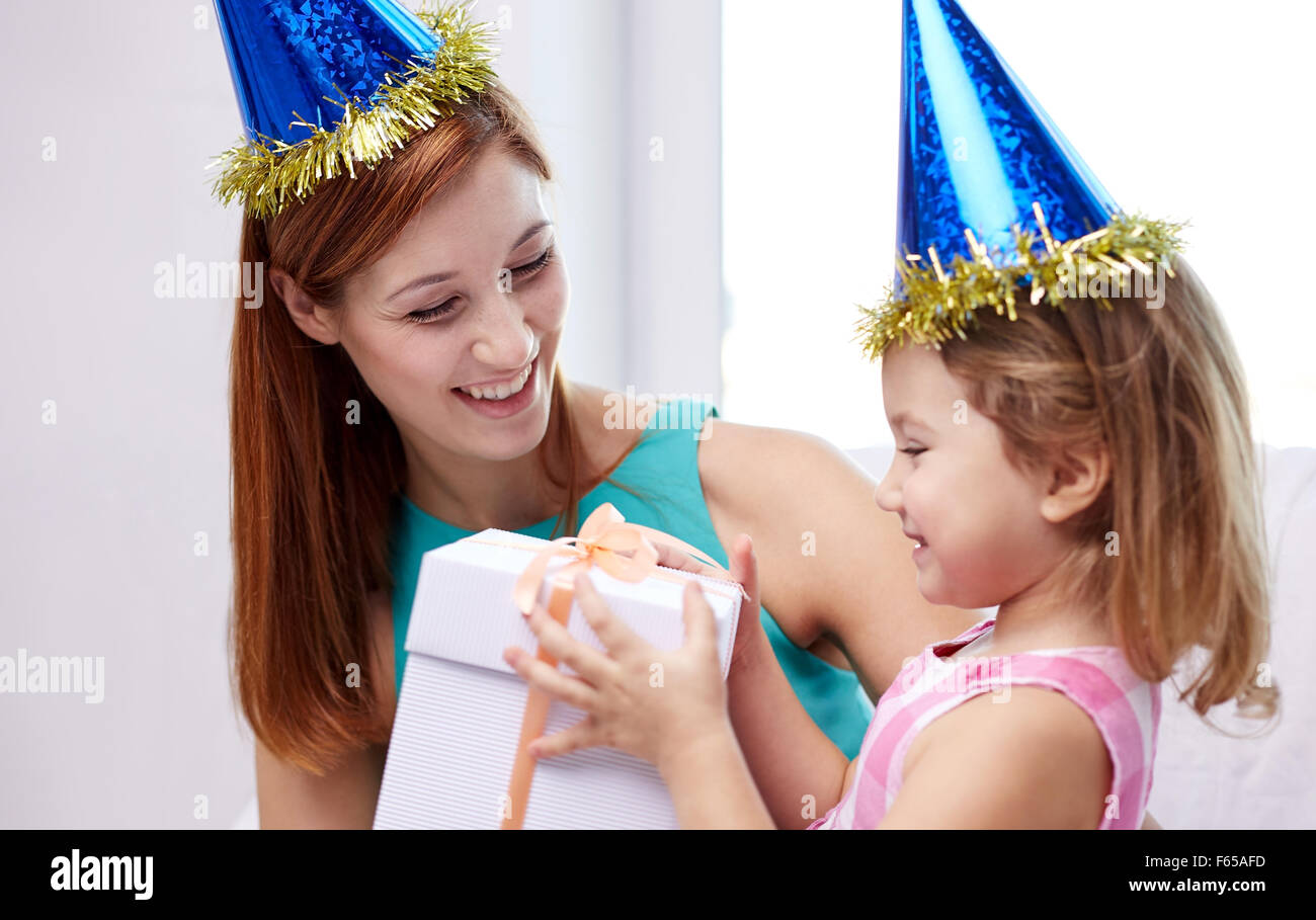 glückliche Mutter und Kind in Partei-Kappen mit Geschenk-box Stockfoto