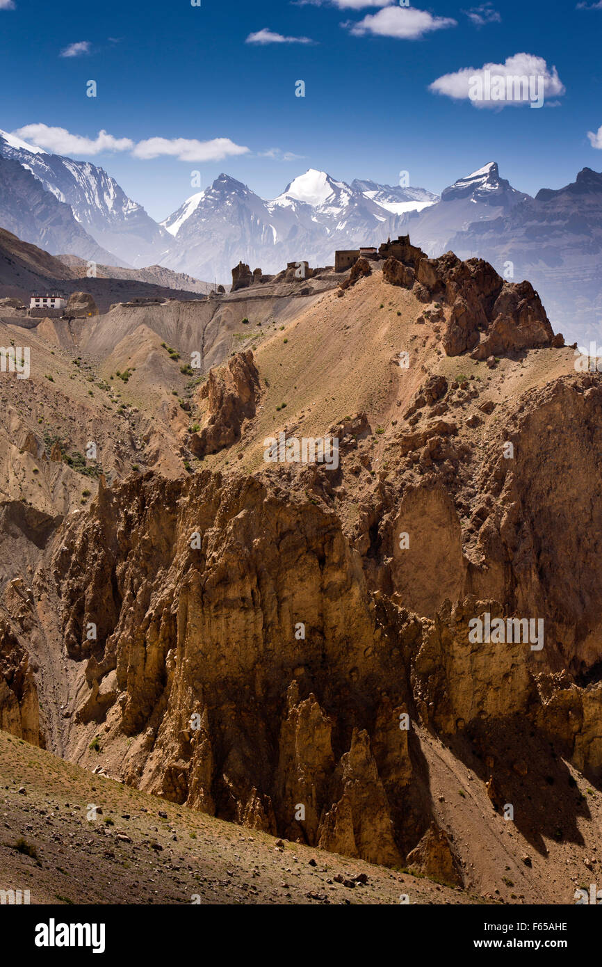 Indien, Himachal Pradesh, Spiti Tal, begrenzt Dhankar Kloster auf Bergrücken und Schnee Himalaya-Gipfel Stockfoto