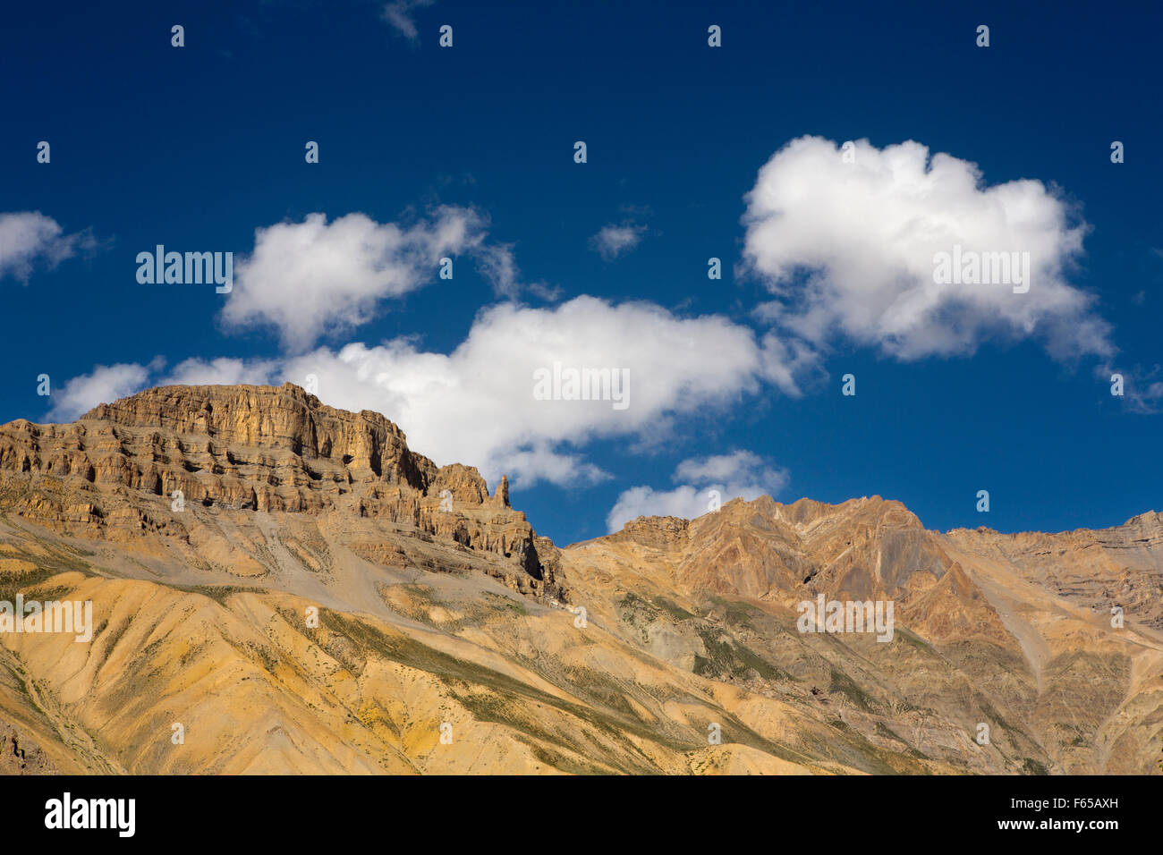 Indien, Himachal Pradesh, Spiti Tal, Shego, kalte Wüste Felswand gegen blauen Himmel Stockfoto