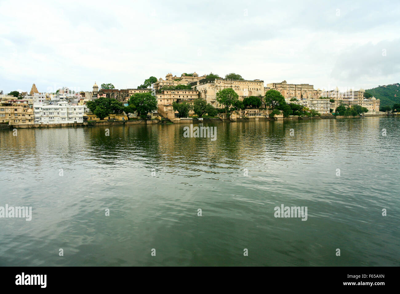 Indien, Rajasthan, Udaipur Stadtbild von Jag Mandir Palace im Pichola-See Stockfoto