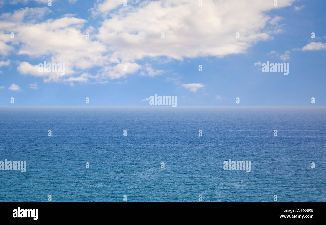 perfekte Himmel und Wasser des Ozeans Stockfoto