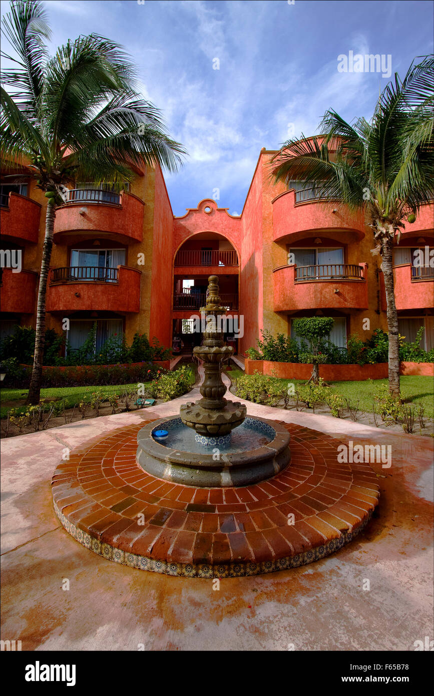 Mexiko-Bush-Brunnen und rotes Haus in Playa del Carmen Stockfoto