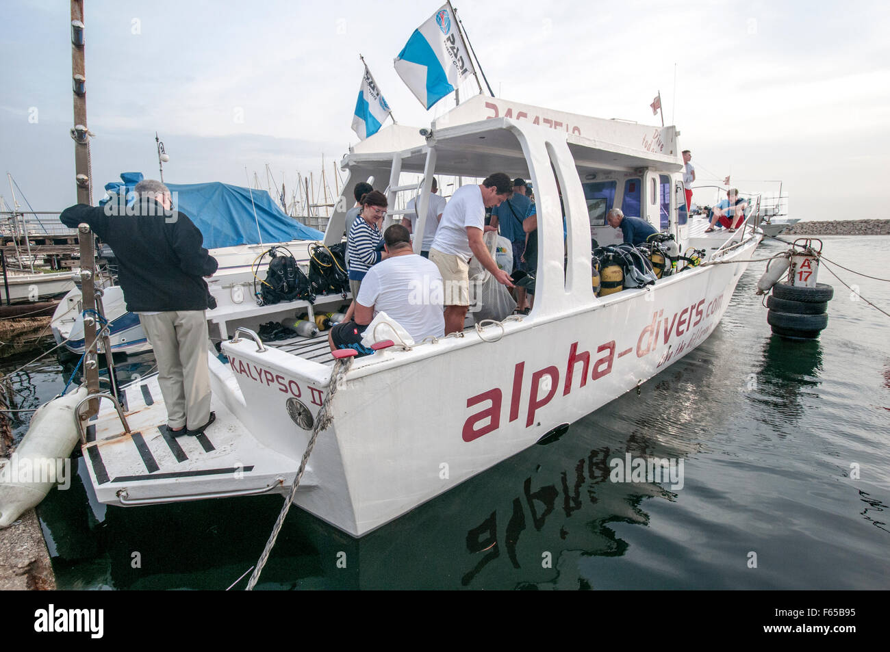 Ein Tauchclub in Larnaca, Zypern. Taucher bereiten ihre Ausrüstung auf dem Tauchboot vor seiner Abreise nach Meer Stockfoto