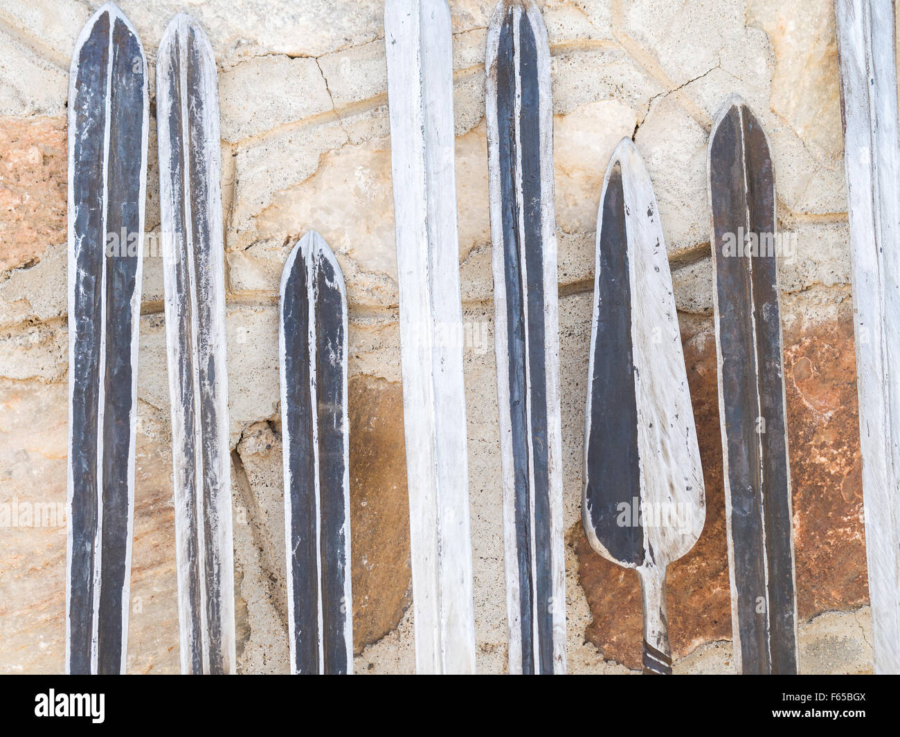 Maasai-Waffen: Schwerter, Speere und Messer, als Andenken an einen lokalen Maasai-Markt verkauft. Stockfoto