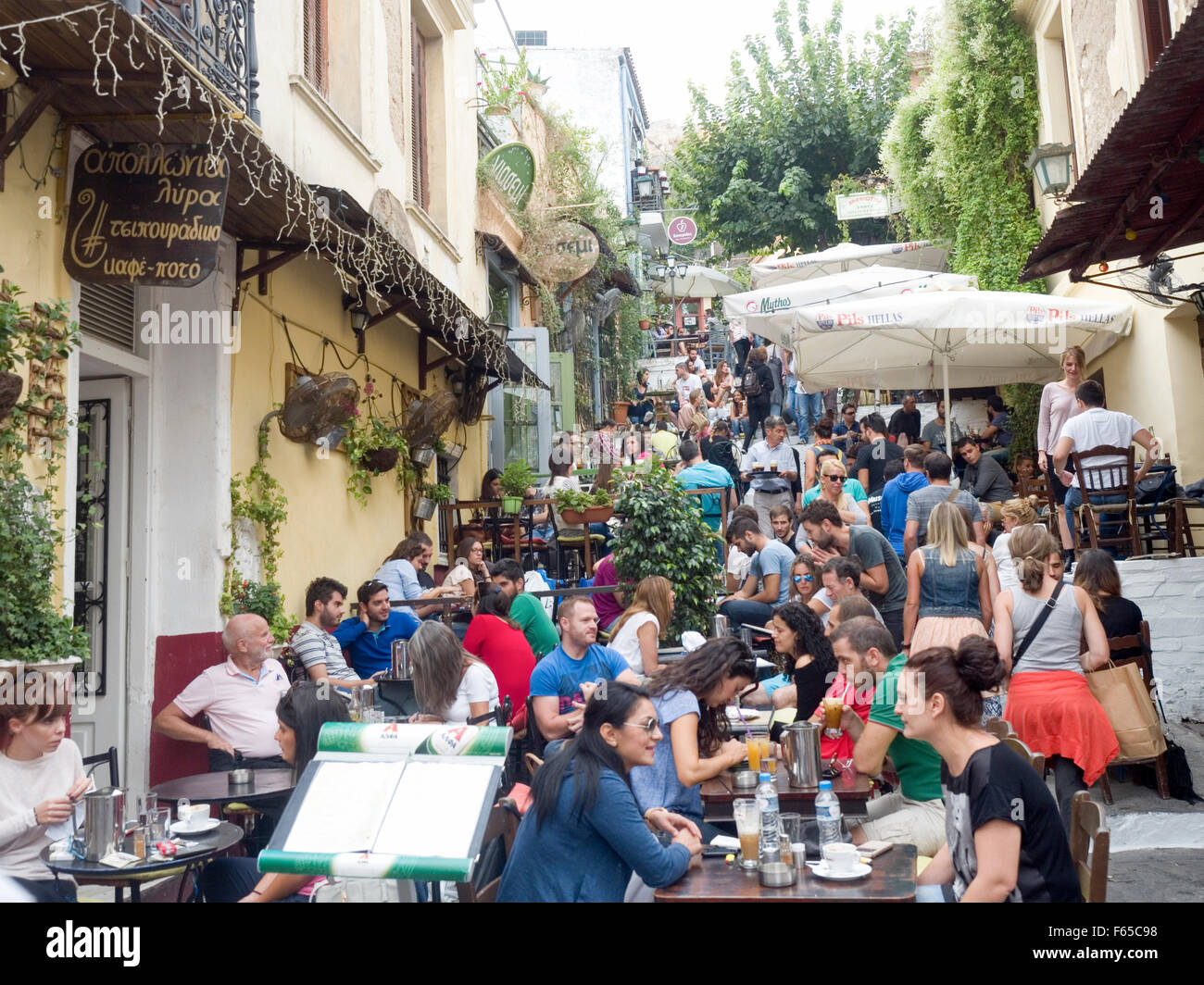 Außengastronomie in der engen Mnisikleous Straße, Plaka, Athen, Griechenland Stockfoto