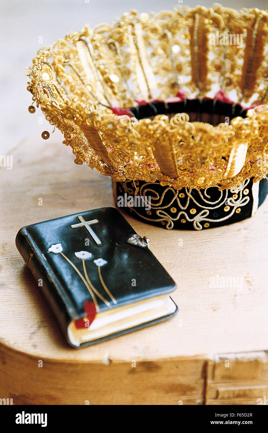 Bibel in Leder gebunden und Kopfschmuck für die Braut auf Tisch, Österreich Stockfoto
