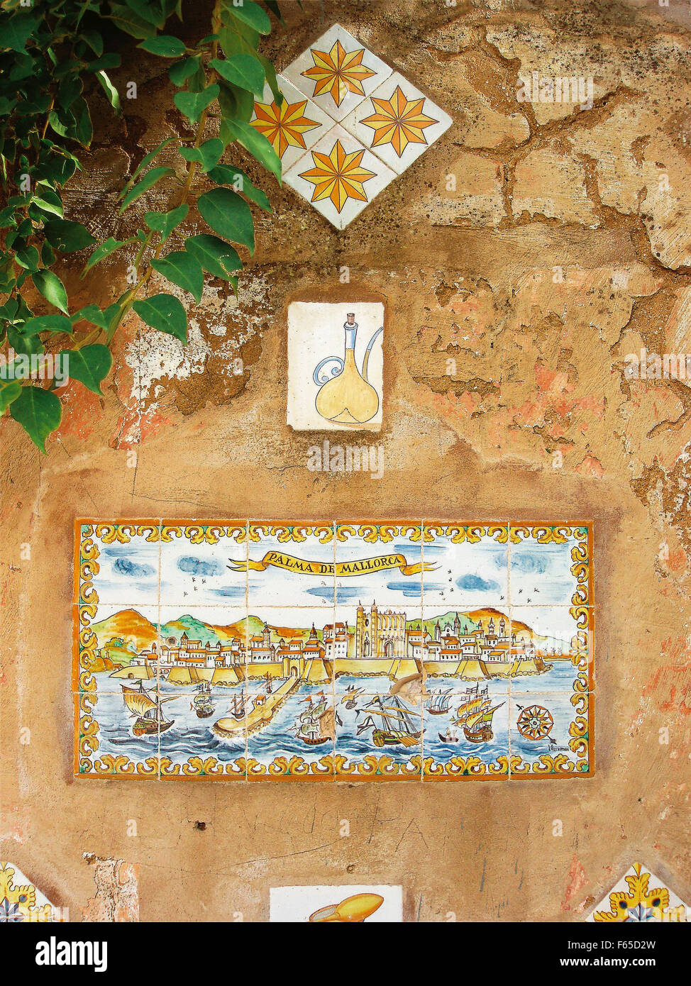 Mediterranes Hotel-Wand mit antiken Hand gemalt Bilder auf Wandfliesen Stockfoto