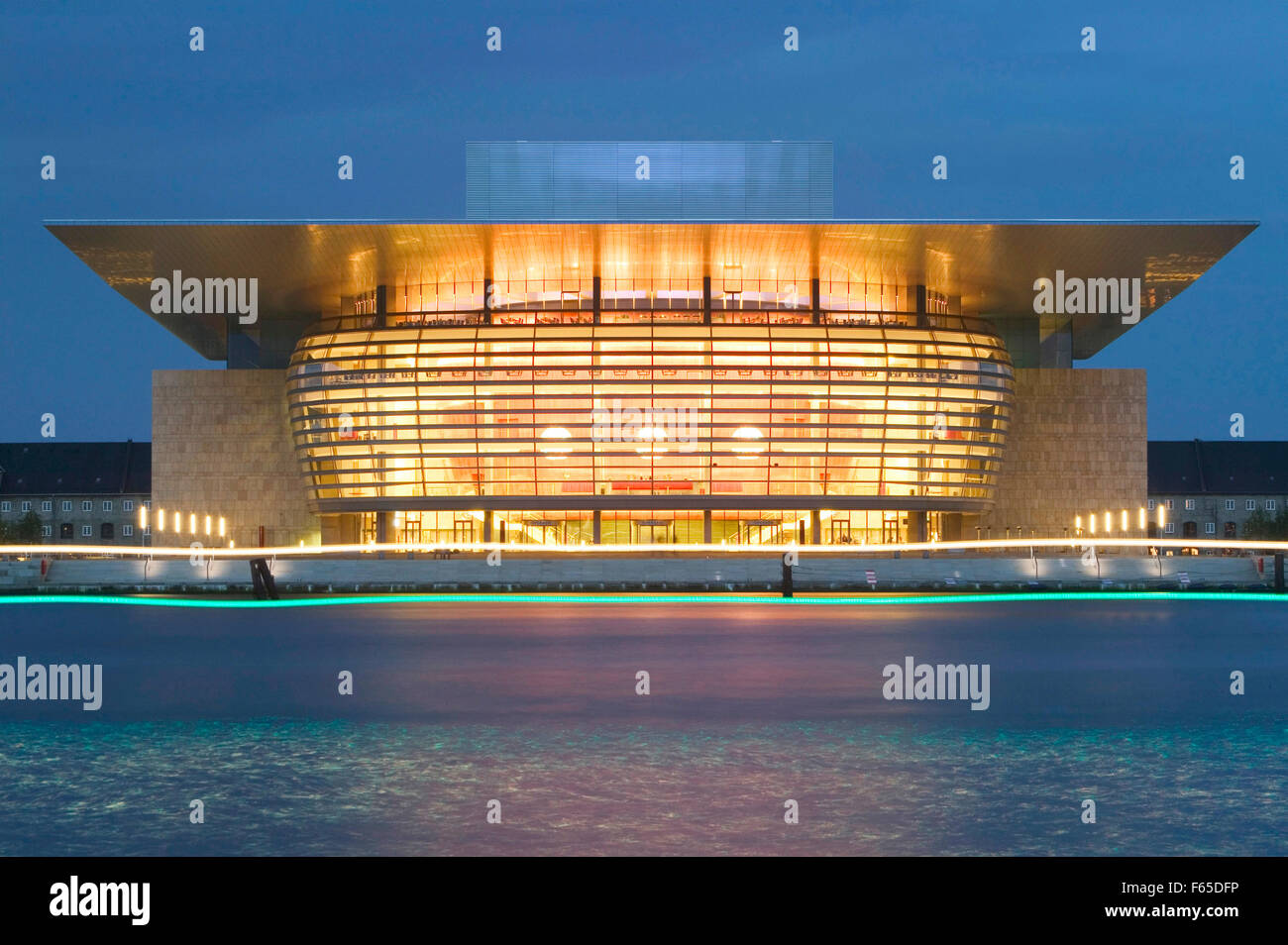 Blick auf die beleuchtete Königliche Oper in der Nacht in Kopenhagen, Dänemark Stockfoto