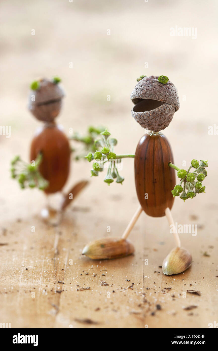 Frösche mit breiten Mund gefertigt aus Eichel Kappen, Eicheln und Efeu Beeren Stockfoto Frösche mit breiten Mund gefertigt aus Eichel Kappen, Eicheln und Efeu Beeren Stockfoto