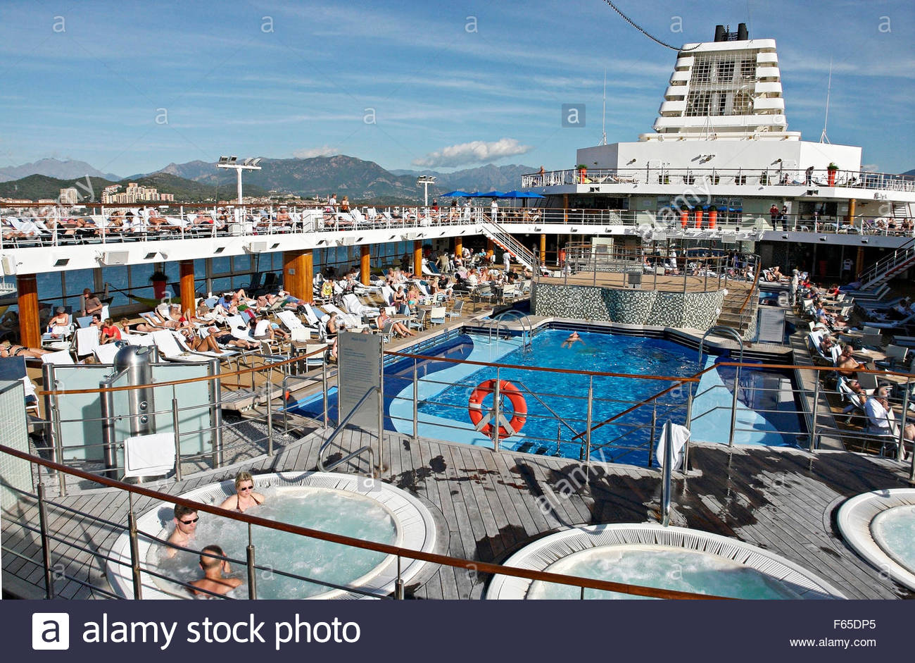 Kreuzfahrtschiff Mein Schiff Mit Pool Und Passagiere Auf