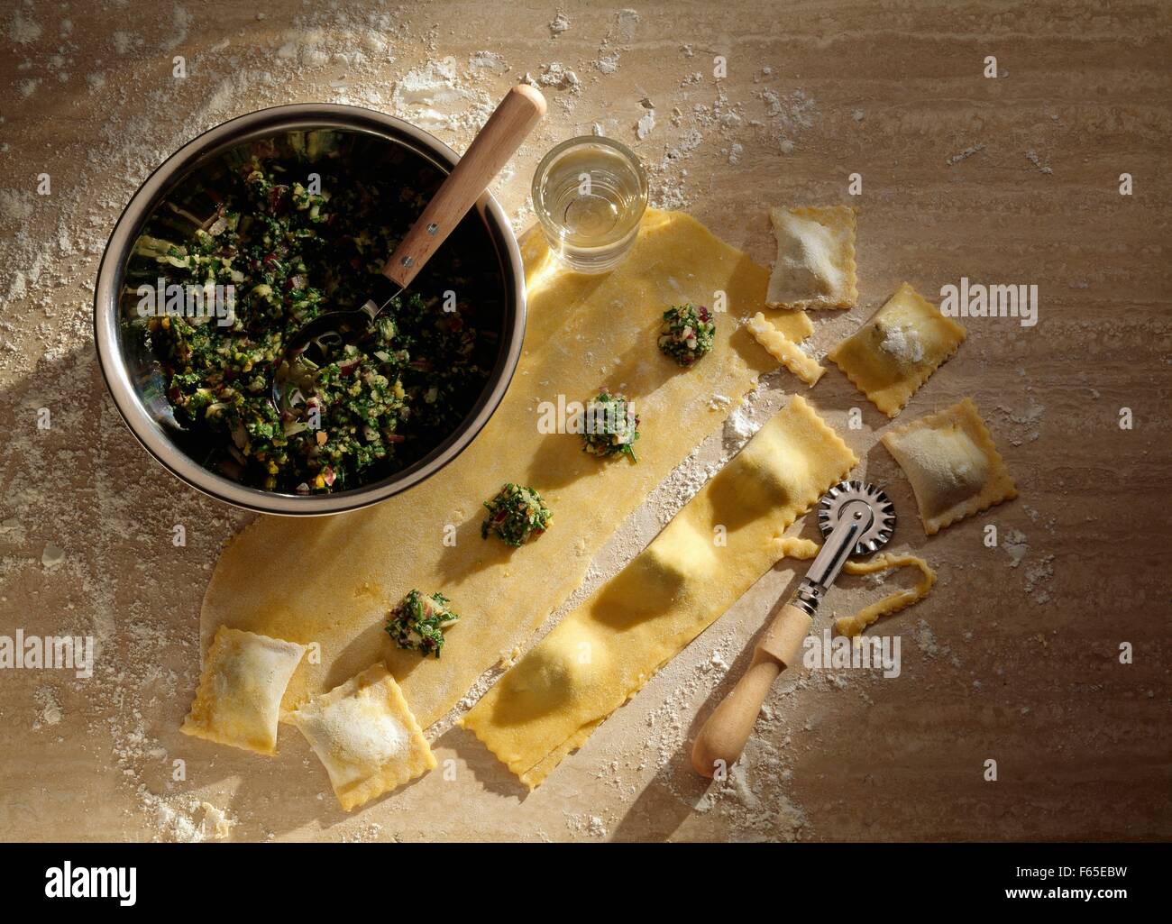 Zeug Ravioli (Schritt für Schritt: Ravioli mit Kräutern) Stockfoto