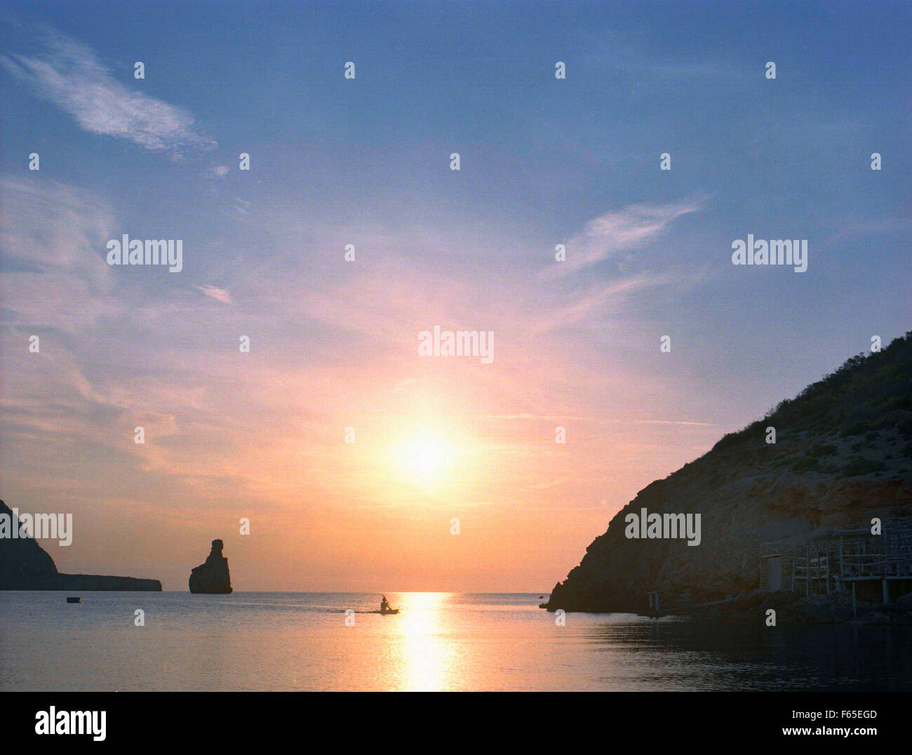 Blick auf Bucht bei Sonnenuntergang in Insel Ibiza, Spanien Stockfoto