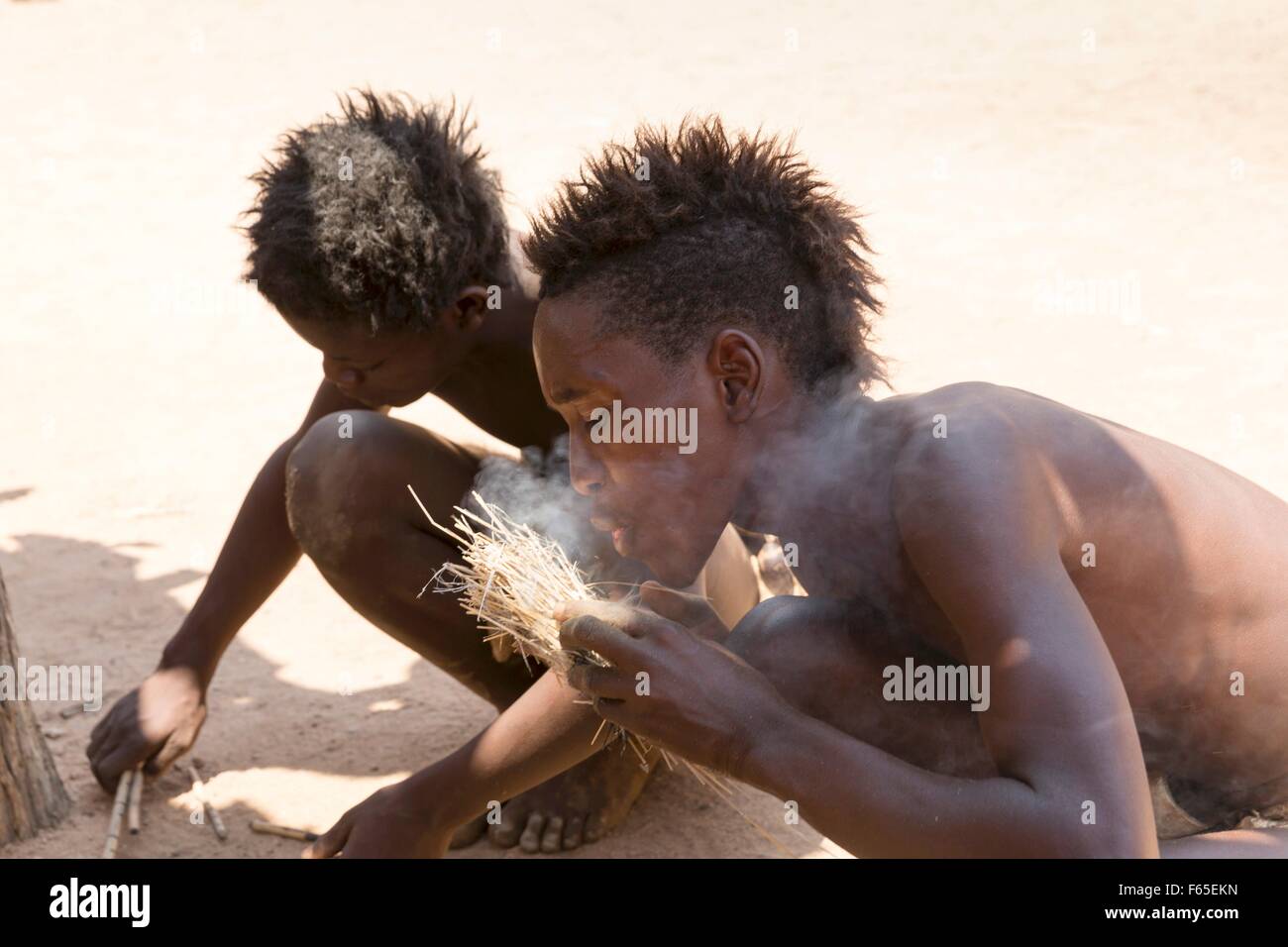 Die Damara-Menschen zu demonstrieren, die Kultur und den Alltag ihrer Vorfahren im lebenden Museum in der Nähe von Twyfelfontein, Kunene Stockfoto