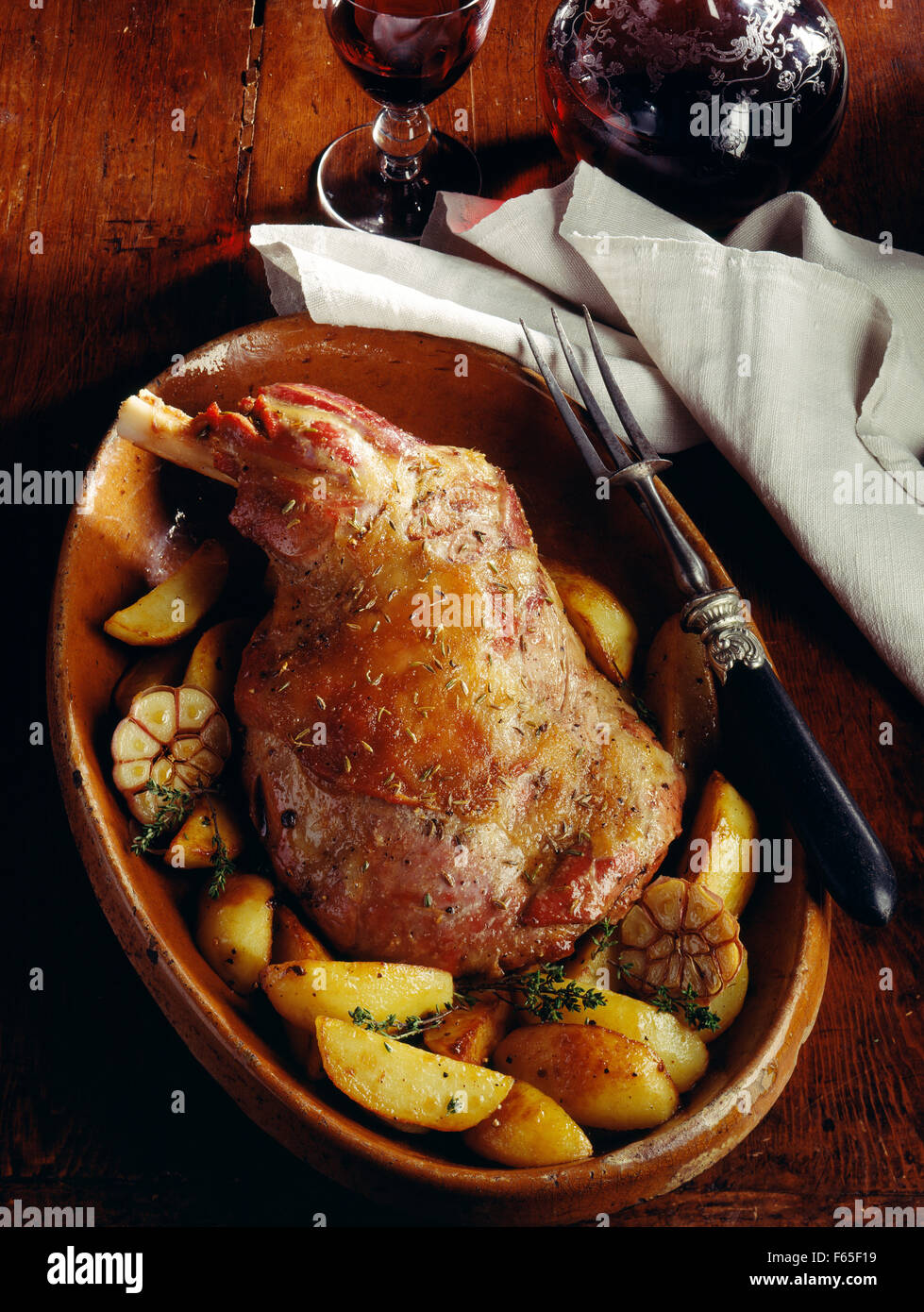Lammschulter mit Knoblauch und Kartoffeln Stockfoto