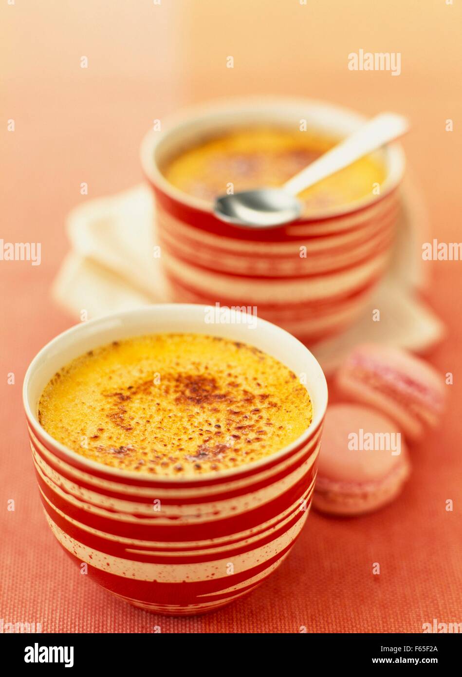 Creme Brulée mit Safran Stockfoto