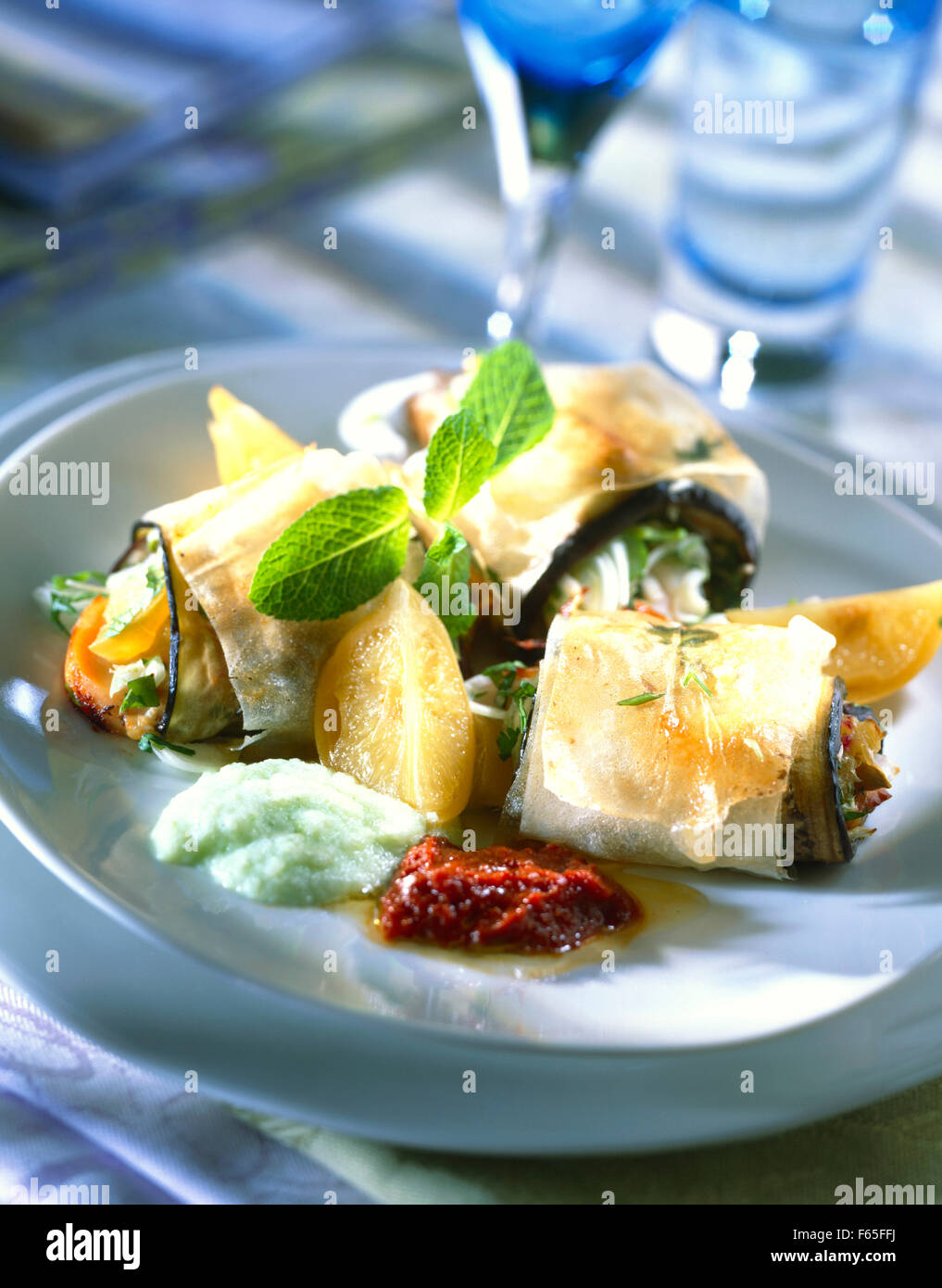 Huhn und Auberginen Rollen Stockfoto