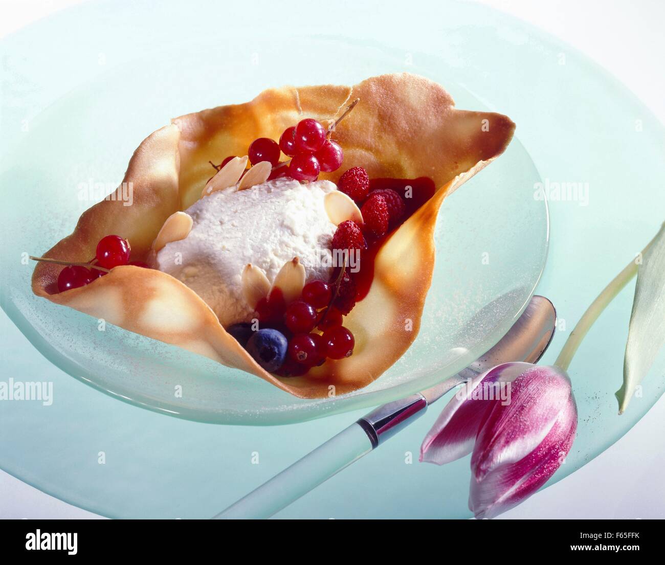 Tuile Keks mit Fromage Blanc und Sommer Obst Stockfoto