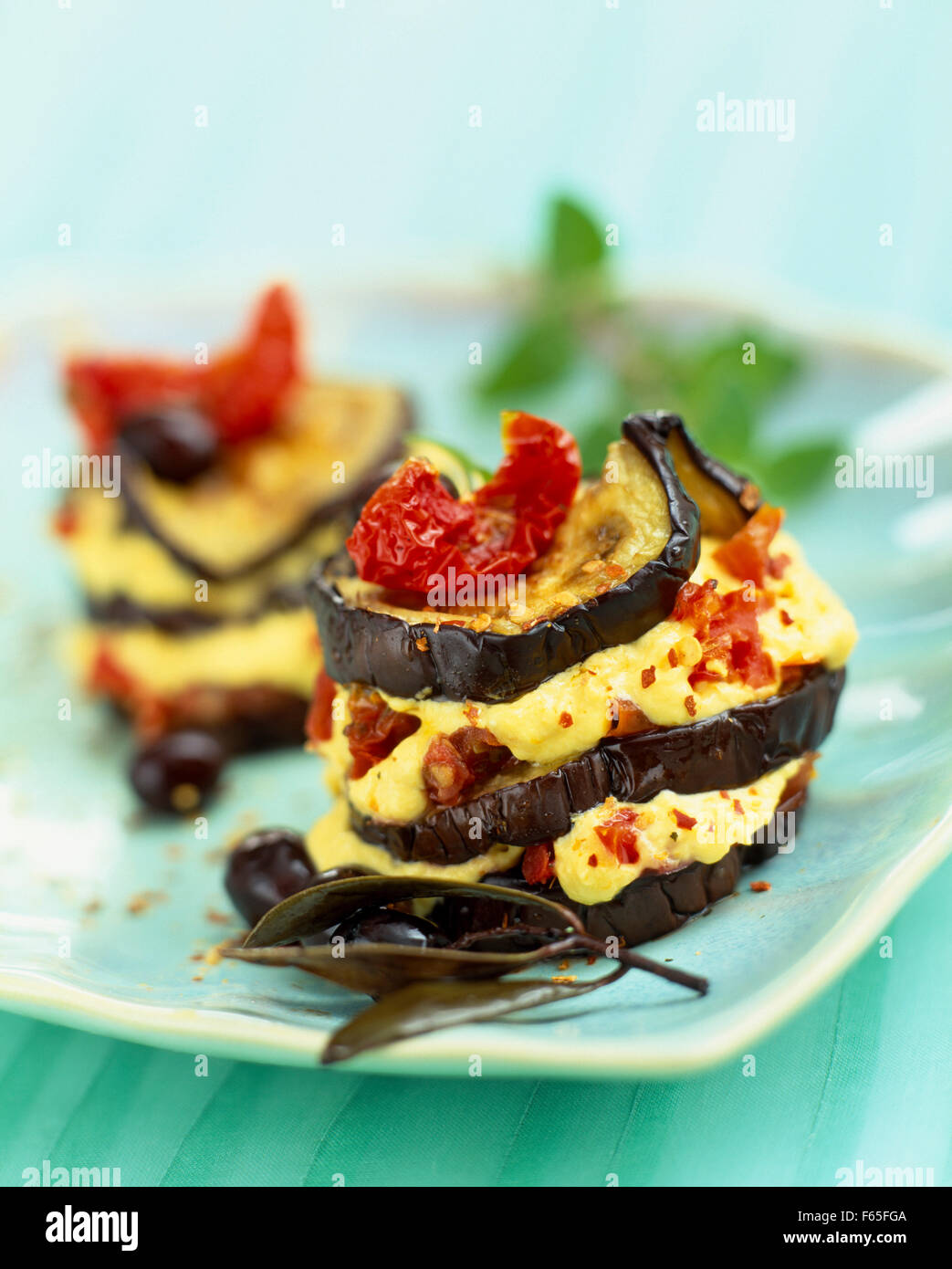 Auberginen, Käse und getrockneten Tomaten Mille-Feuille von ewe Stockfoto