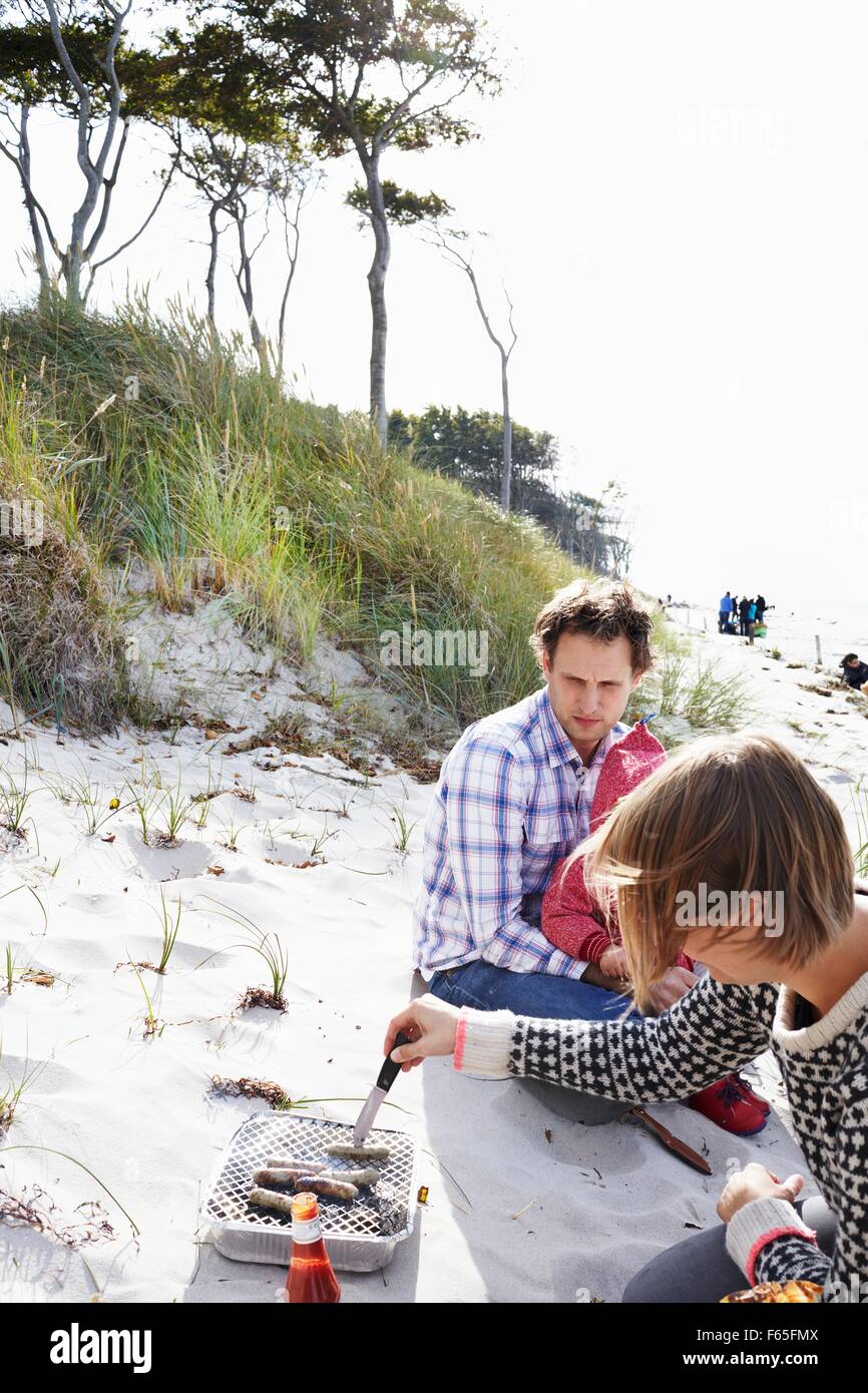 Eine Familie beim Grillen am Weststrand auf dem Darß an der Ostsee  Stockfotografie - Alamy