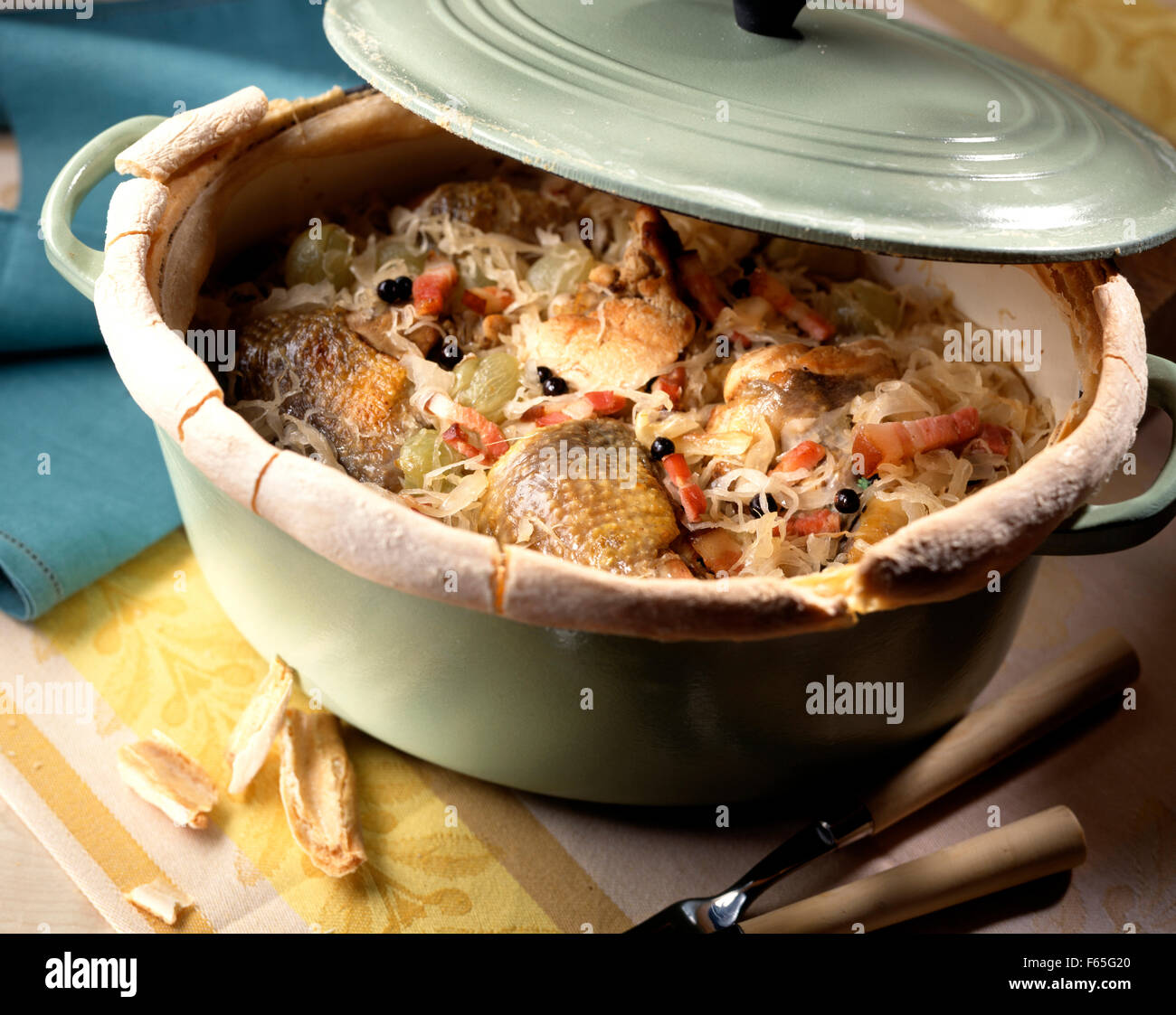 Perlhuhn Sauerkraut in einem Topf mit Brotteig versiegelt Stockfoto