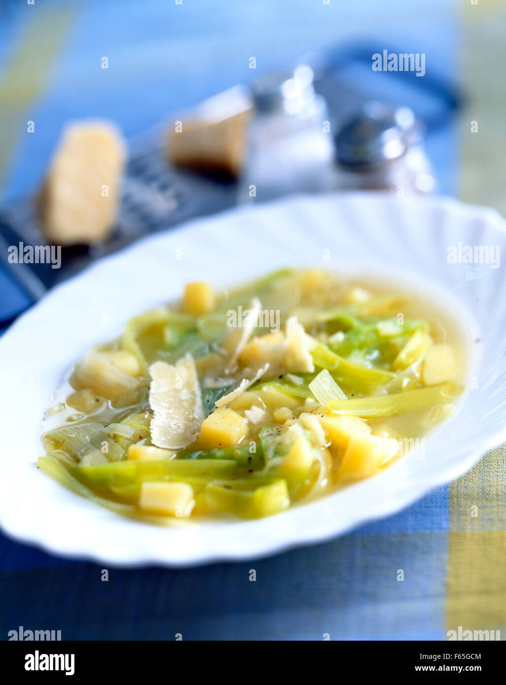 Lauch-Kartoffel-Suppe mit Parmesan Stockfoto