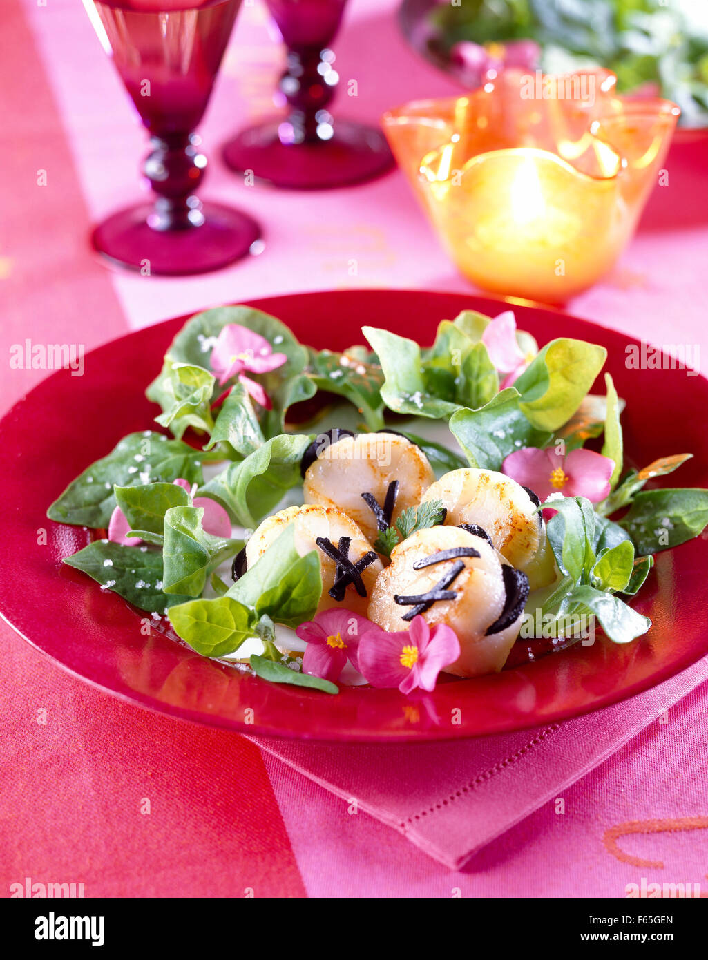 Jakobsmuschel und Trüffel-Salat Stockfoto