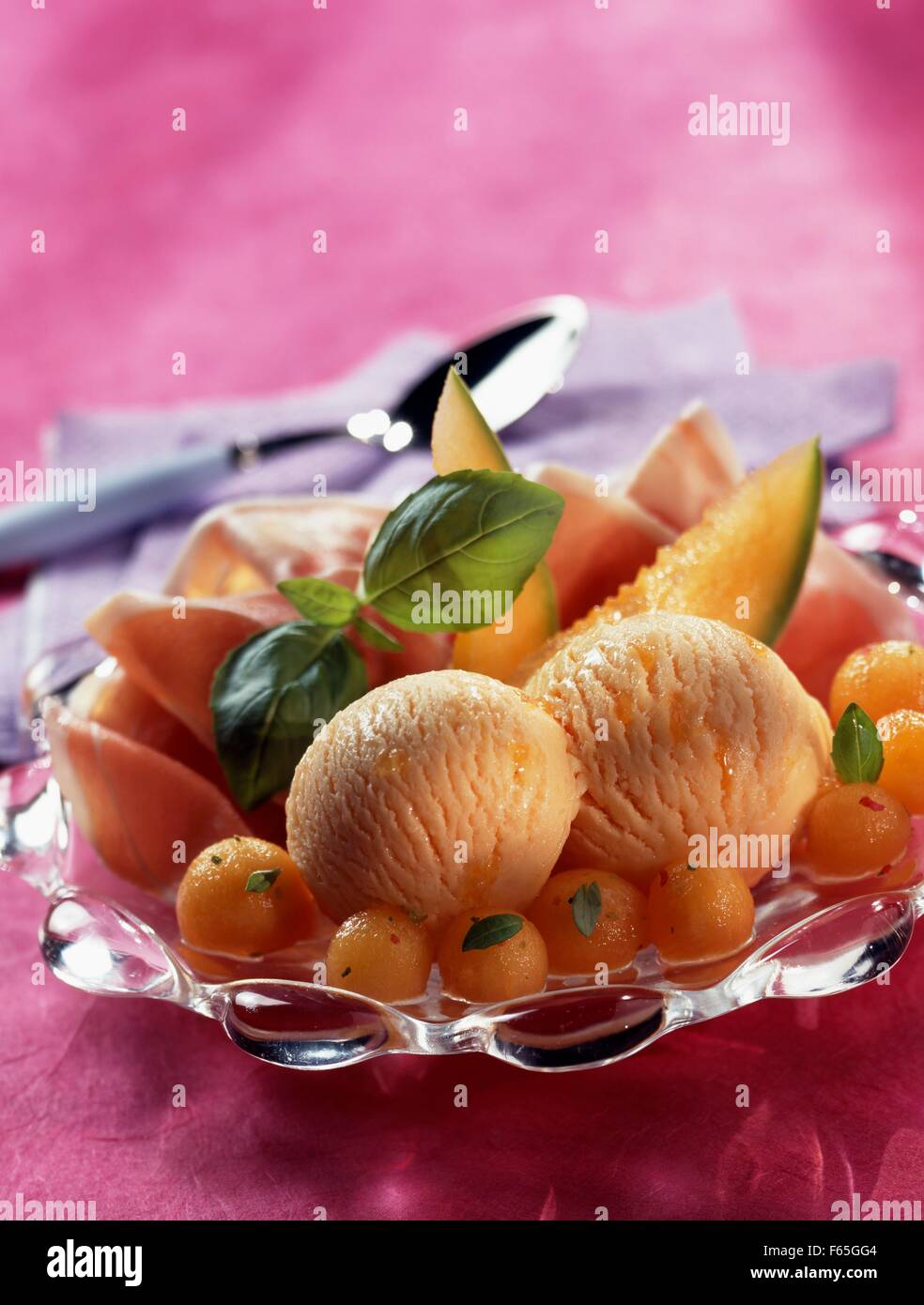 Melonen-Sorbet und Parma Schinken Stockfoto