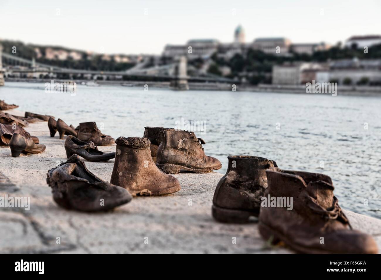Schuh-Denkmal vorne auf das Parlamentsgebäude am Ufer der Donau, Budapest Stockfoto