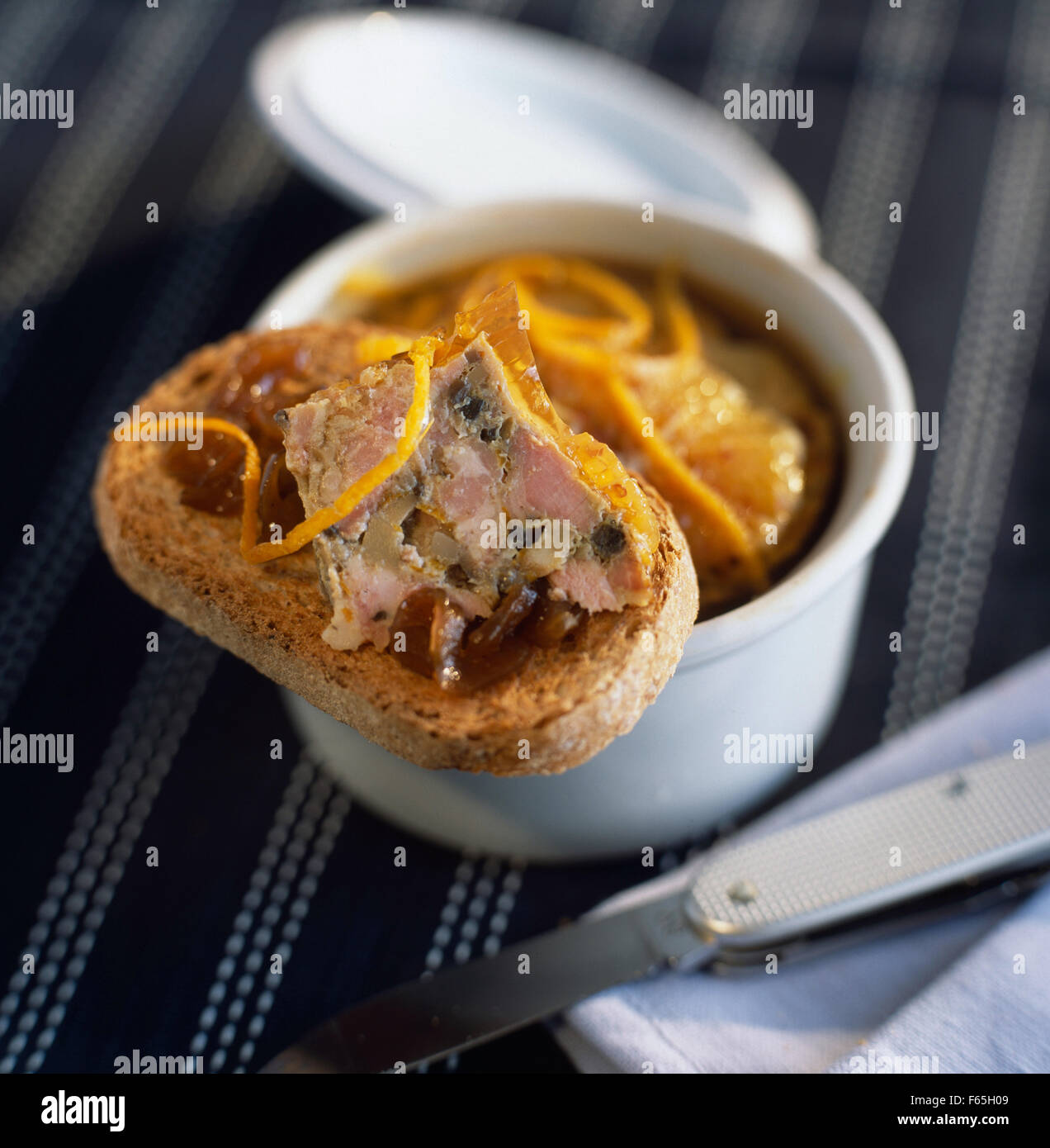 Kalbfleisch-Terrine mit orange Stockfoto