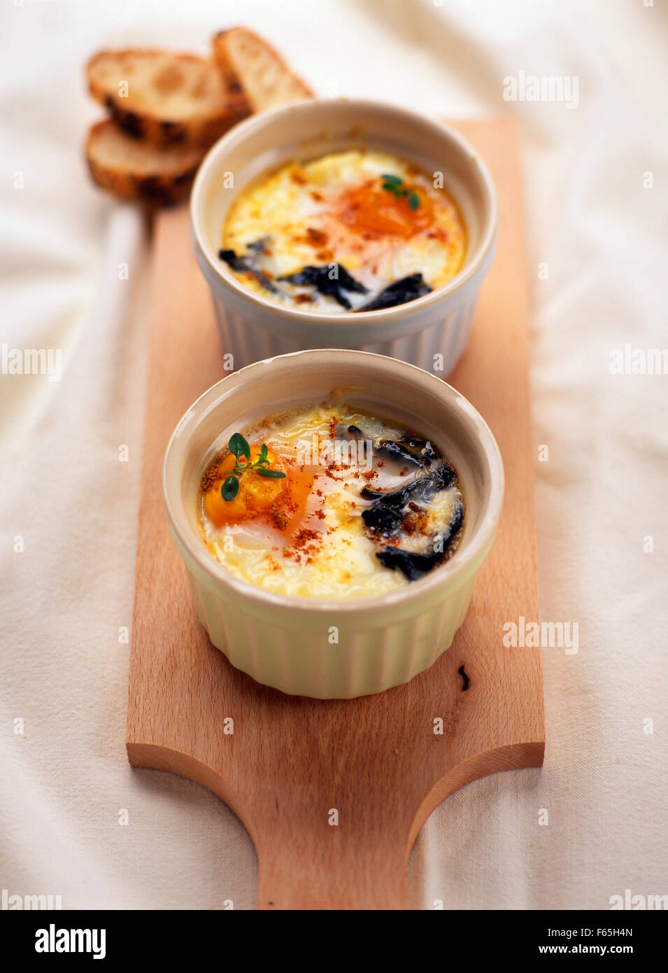 Coodled Eiern mit Pilzen Stockfoto