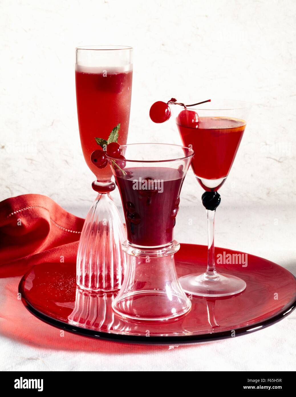 Campari, Kirschen und Johannisbeeren cocktails Stockfoto