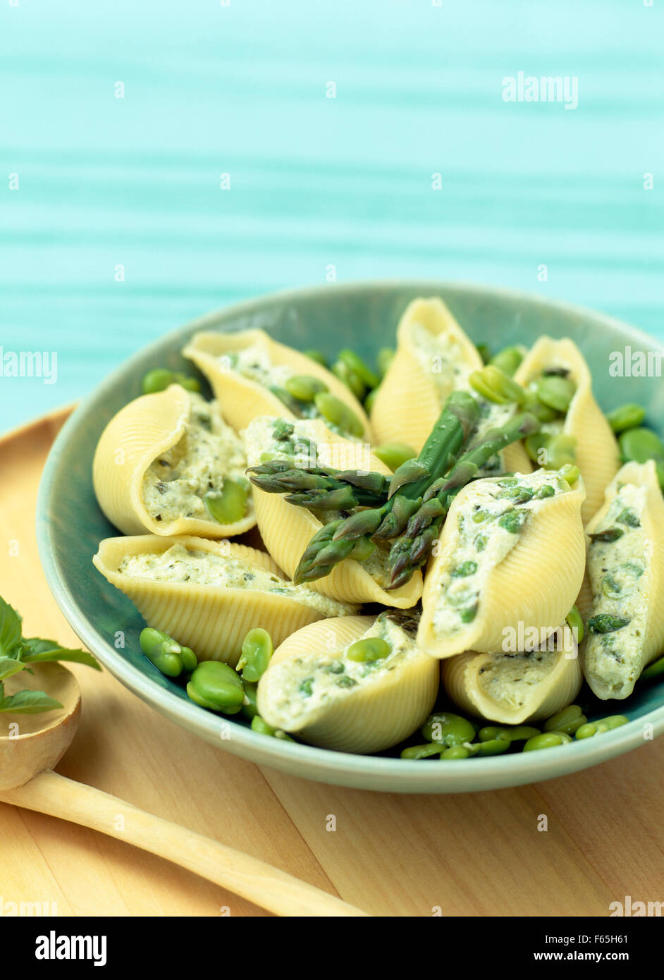 Conchiglie gefüllt mit Ricotta, Saubohnen und grünem Spargel Stockfoto