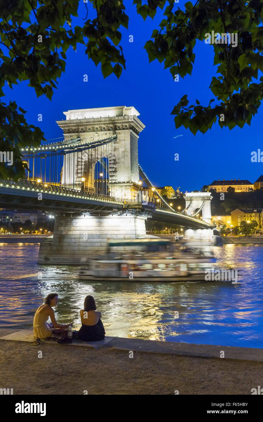 Ein Blick von der Pest Bank der 380 Meter lange Kettenbrücke in der Abenddämmerung, Budapest, Ungarn Stockfoto