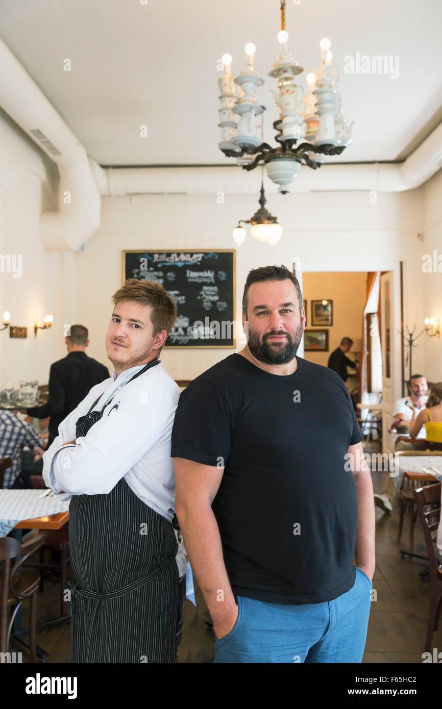 David Popovits und Akos Tasnádi dienen moderne jüdischen Küche bei 'Macesz Huszár', Budapest, Ungarn Stockfoto