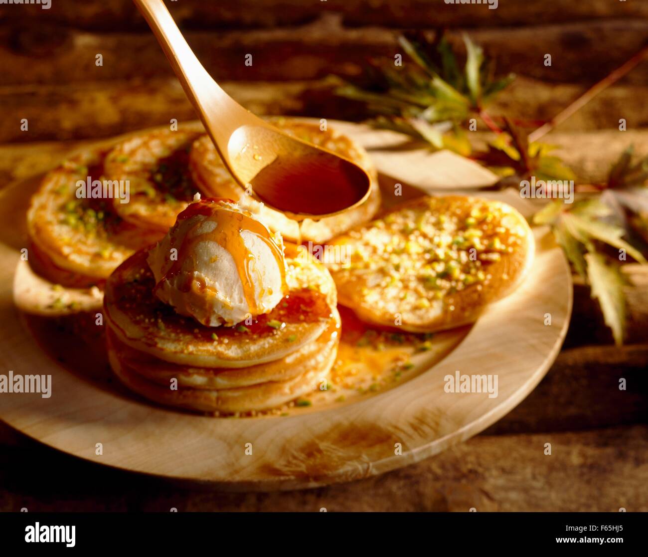 Schottische Pfannkuchen mit Vanilleeis und Ahornsirup Stockfoto