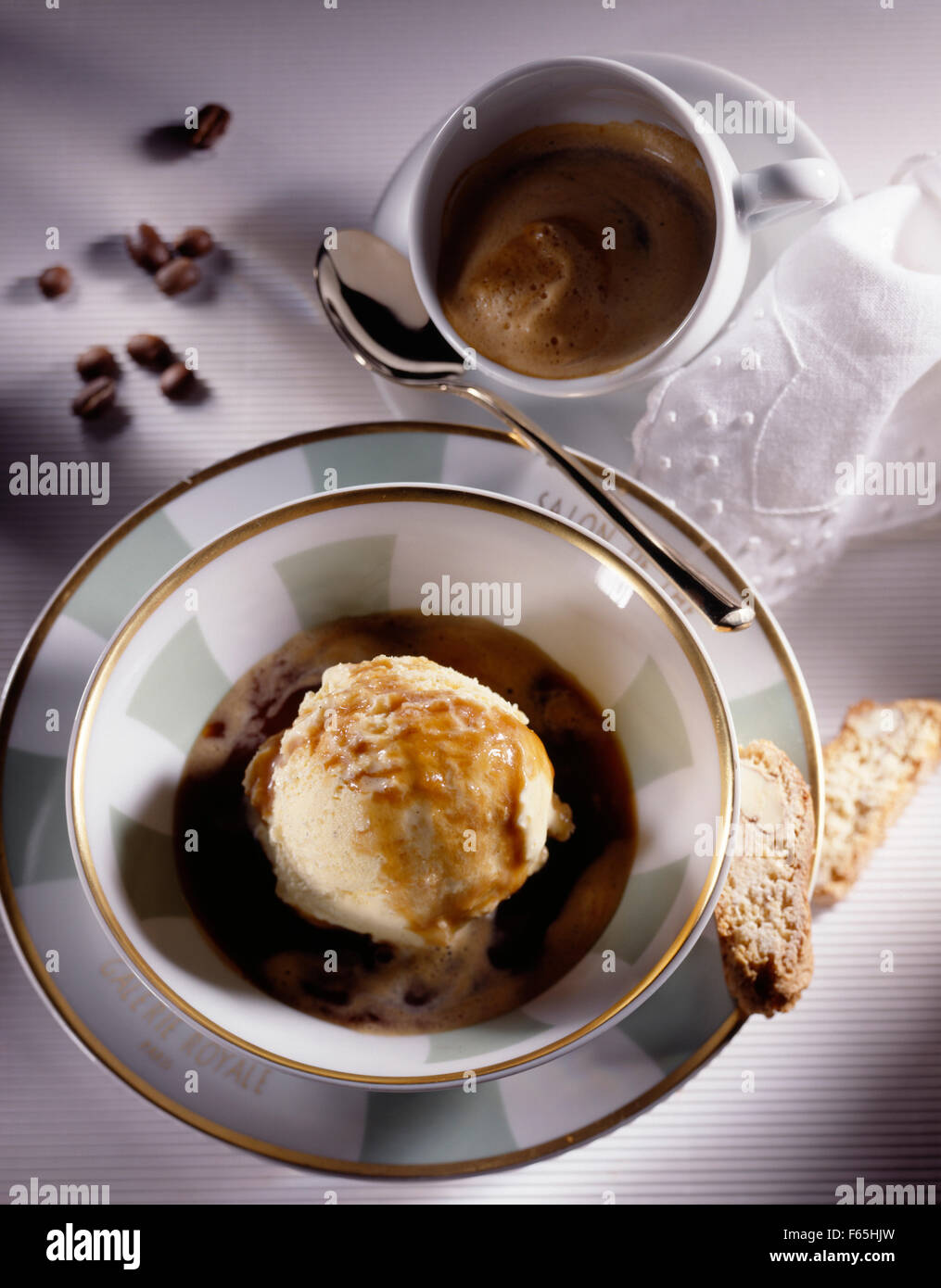 Vanilleeis mit heißen Espresso Kaffee Stockfoto