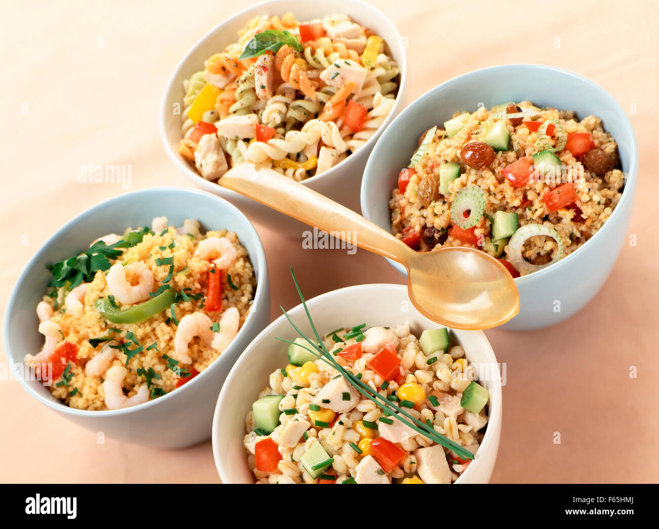 Verschiedene Salate mit Kohlenhydraten Stockfoto