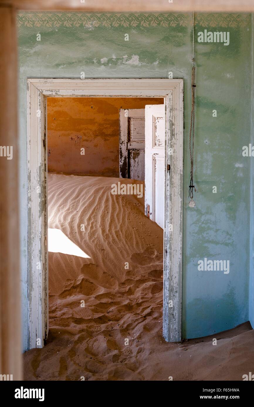 Der Sand ist Meter hoch in den verlassenen Häusern in Kolmannskuppe, Namibia, Afrika – ehemals eine der reichsten Städte abgedriftet. Stockfoto