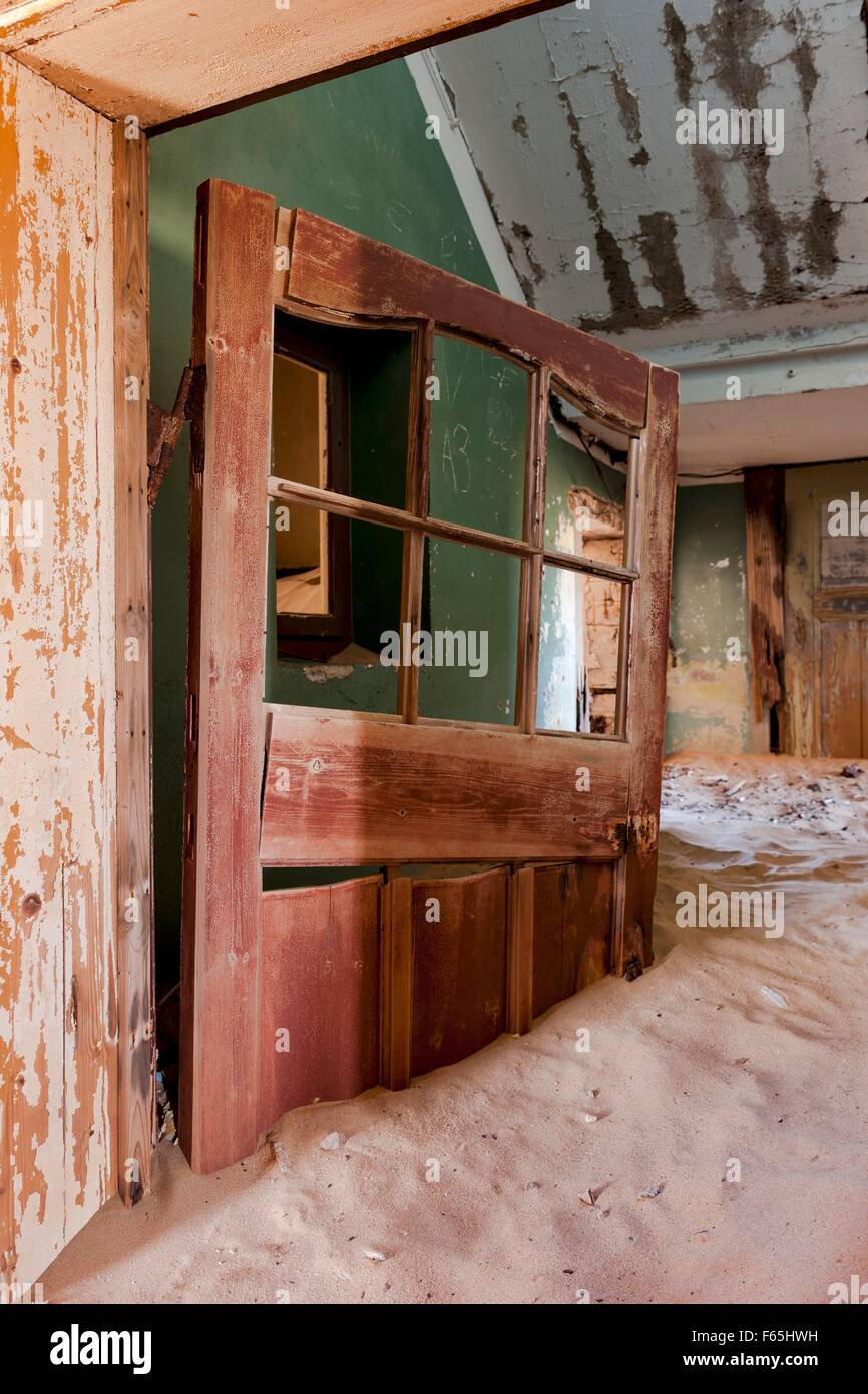 Der Sand ist Meter hoch in den verlassenen Häusern in Kolmannskuppe, Namibia, Afrika – ehemals eine der reichsten Städte abgedriftet. Stockfoto