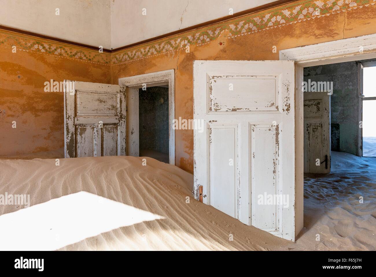 Der Sand ist Meter hoch in den verlassenen Häusern in Kolmannskuppe, Namibia, Afrika – ehemals eine der reichsten Städte abgedriftet. Stockfoto